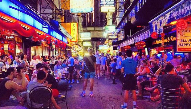 Bên cạnh khu Chinatown, hàng loạt tụ điểm ăn uống khác cũng đông vui chẳng kém, ví dụ như khu phố đèn đỏ ở Silom này. Ở đây không chỉ có các quán bar vui nhộn mà còn có cả dãn hàng ăn uống khá sầm uất với nhiều món ngon và bia khá rẻ. 