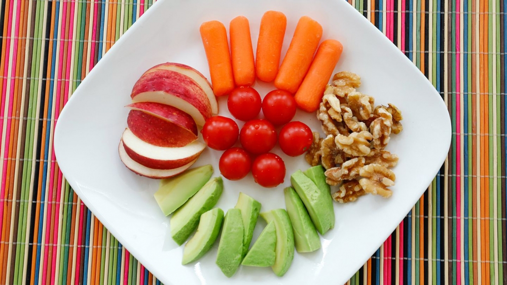 Trái cây, rau củ và các loại hạt lành mạnh cho bữa ăn nhẹ mỗi ngày