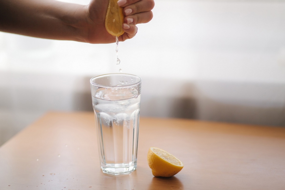 Uống nước chanh ấm vừa giúp bổ sung nước, vừa cung cấp chất chống oxy hóa và vitamin C cho cơ thể