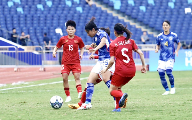 ĐT nữ Việt Nam không thể có được thế trận tốt như ý muốn ở hiệp đấu đầu tiên - Ảnh: Tuổi trẻ