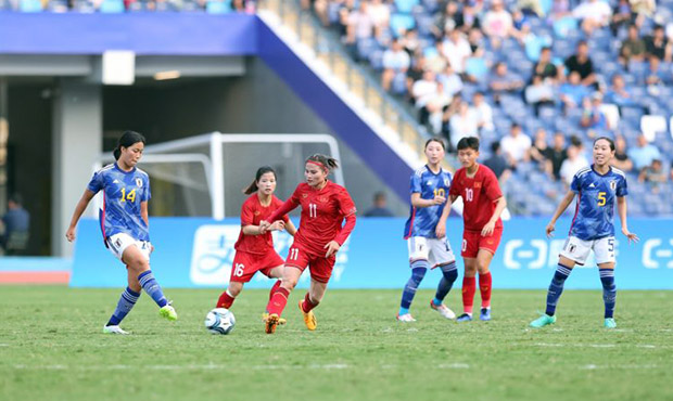Hiệp 2 là hiệp đấu mà các cầu thủ Việt Nam chỉ biết chạy theo bóng và gần như bất lực hoàn toàn trước các đường lên bóng của Nhật Bản - Ảnh: VFF