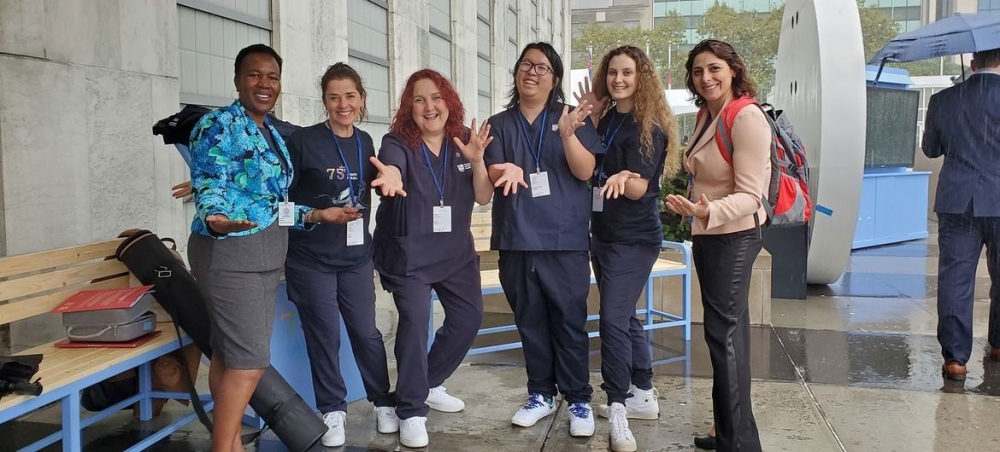 Dàn hợp xướng Global Scrubs từ Bệnh viện Hoàng gia Melbourne của Úc đang biểu diễn tại Phòng khám Y tế SDG 3 tại Trụ sở Liên Hợp Quốc. (Ảnh: Shiyun Sang)