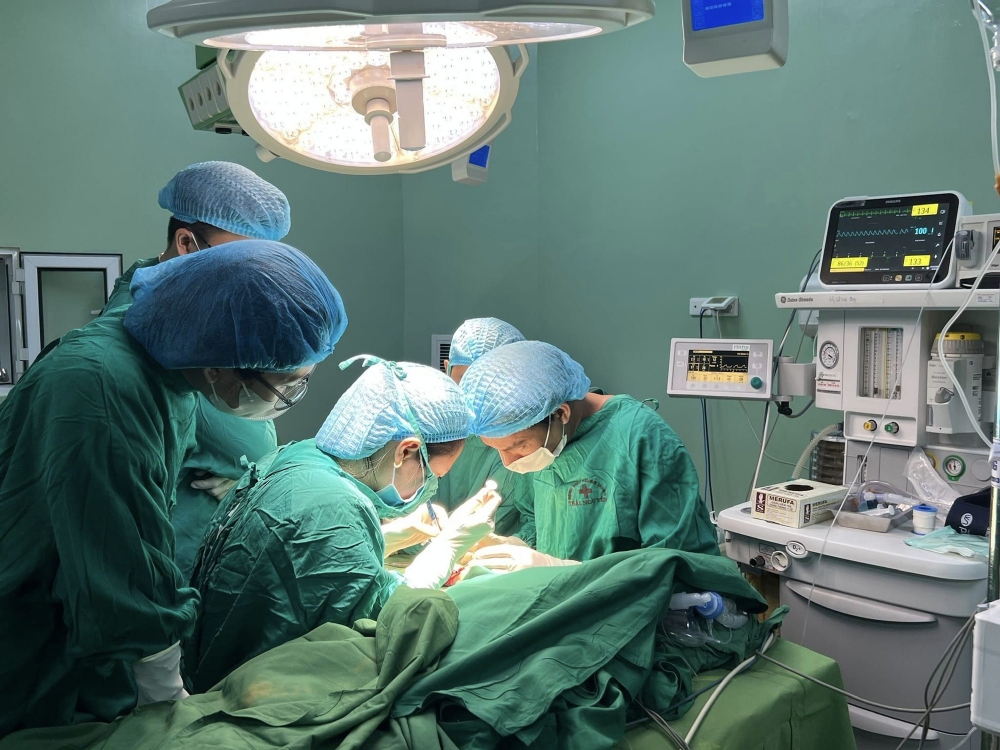 Các bác sĩ BV Trung ương Thái Nguyên thực hiện ca phẫu thuật nối tay cho bệnh nhi - Ảnh: sức khỏe & Đời sống