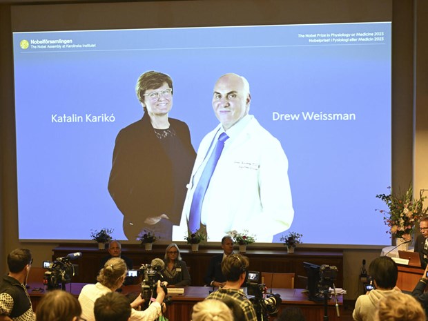 Lễ công bố Giải Nobel Y sinh 2023 cho nhà khoa học người Hungary Katalin Kariko và nhà khoa học người Mỹ Drew Weissman - Ảnh: AP