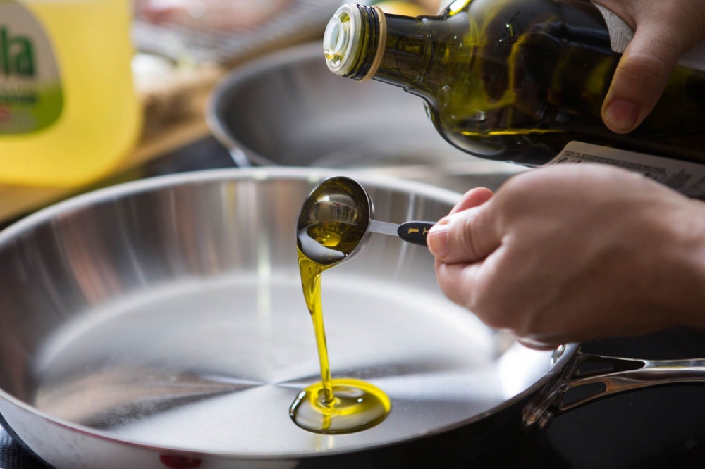 Nấu ăn với dầu olive là lựa chọn tốt cho sức khỏe tim mạch