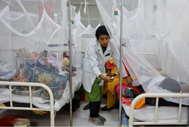 Nhân viên y tế chăm sóc bệnh nhân bị sốt xuất huyết ở Dhaka, Bangladesh - Ảnh: Reuters