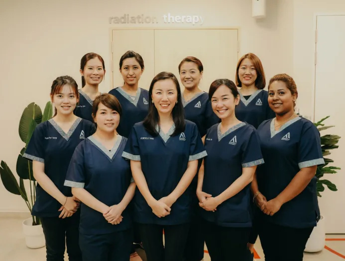 BS. Michelle Tseng (đứng giữa) cùng đội ngũ nữ nhân viên y tế tại AARO - Ảnh: AARO