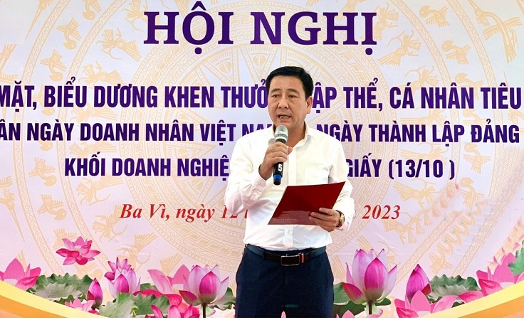 Bí thư Đảng ủy Khối Doanh nghiệp quận Cầu Giấy Nguyễn Công Nghĩa phát biểu tại buổi lễ khen thưởng 