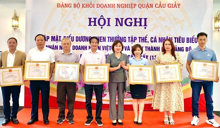 Chủ tịch Ủy ban Mặt trận Tổ quốc Việt Nam quận Cầu Giấy Nguyễn Thị Thanh trao giấy khen tặng các đảng viên tiêu biểu