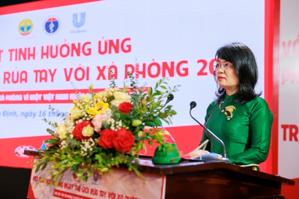 PGS.TS. Lương Mai Anh, Cục trưởng Cục Quản lý môi trường y tế (Bộ Y tế) phát biểu tại buổi mít tinh.