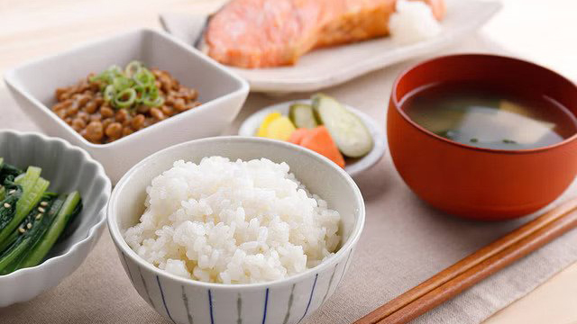 Một số món ăn đặc trưng của ẩm thực Nhật Bản: Sushi, soup miso, đậu tương lên men natto