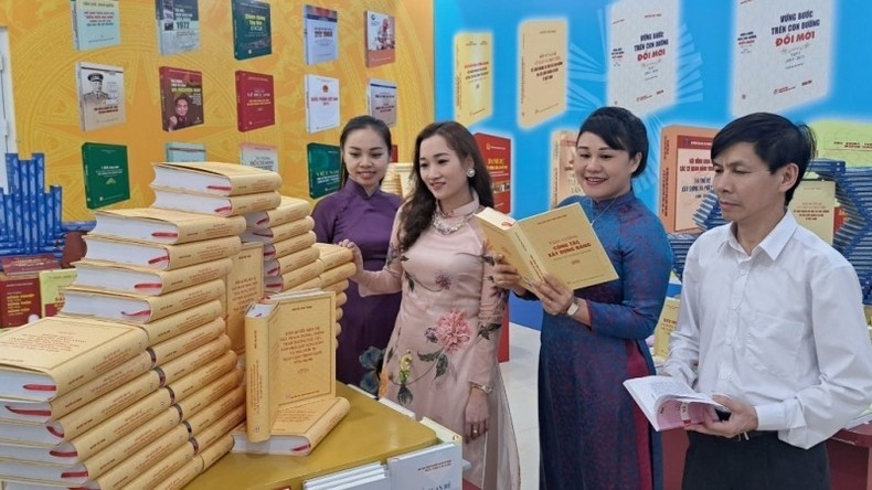Cuốn sách của TBT Nguyễn Phú Trọng tại gian trưng bày sách thu hút được nhiều độc giả tới xem