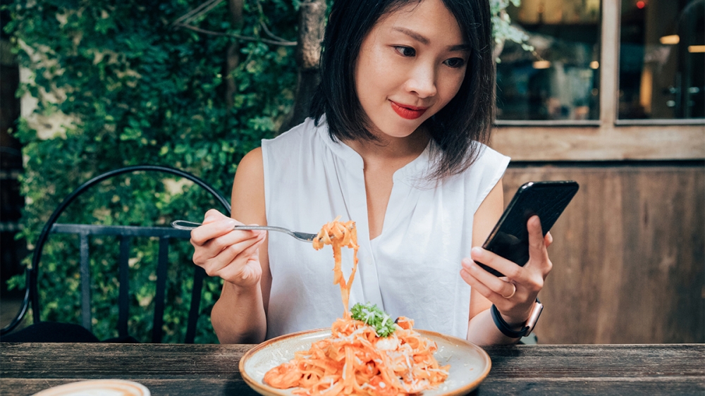 Xem điện thoại trong khi dùng bữa khiến mọi người tiêu thụ nhiều calo hơn