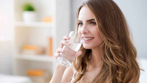 Uống nước là một cách tuyệt vời để chặn cảm giác thèm ăn của bạn và mang lại sự cân bằng lành mạnh.