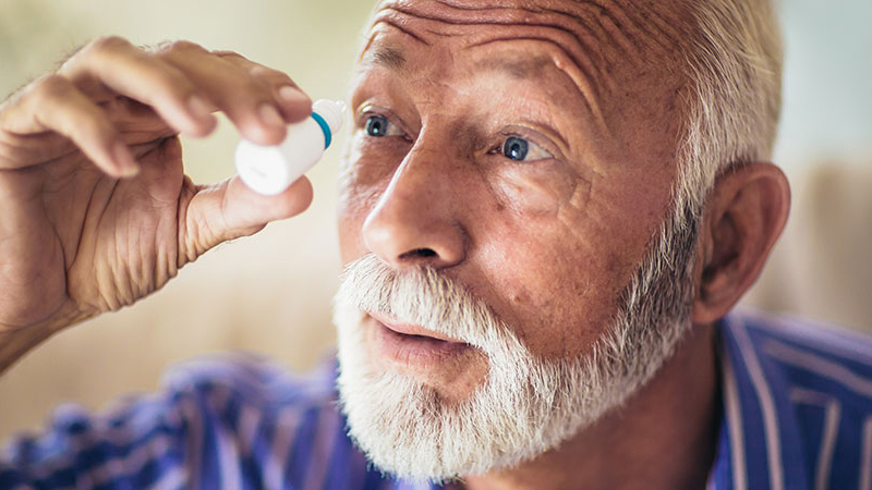 Khô mắt là một bệnh thường gặp và thường tăng cao theo độ tuổi