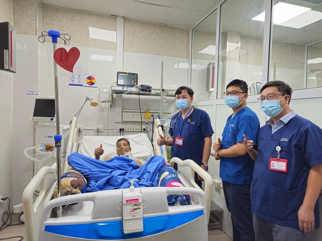 Khoa Cấp cứu và Hồi sức tích cực, Bệnh viện Đại học Y Hà Nội điều trị thành công cho thầy giáo mắc bệnh Whitmore
