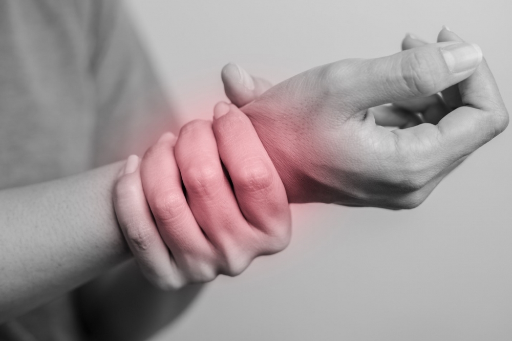 Người bệnh đái tháo đường bị tổn thương thần kinh có thể dẫn tới tê bì tay chân