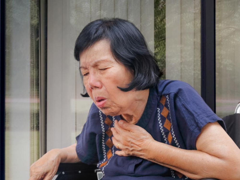 Dị vật đường thở do sặc, hít trong quá trình ăn uống ở người cao tuổi có thể gây viêm phổi
