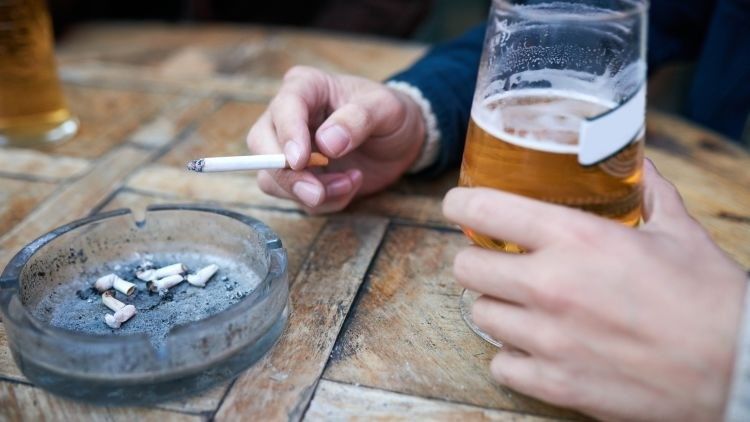 Nam giới có tỷ lệ cao mắc phải những thói quen xấu như hút thuốc, uống nhiều rượu bia, thức khuya...