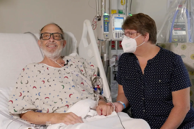 Ông Lawrence Faucette và vợ trong bệnh viện trước khi được ghép tim lợn - Ảnh: AP
