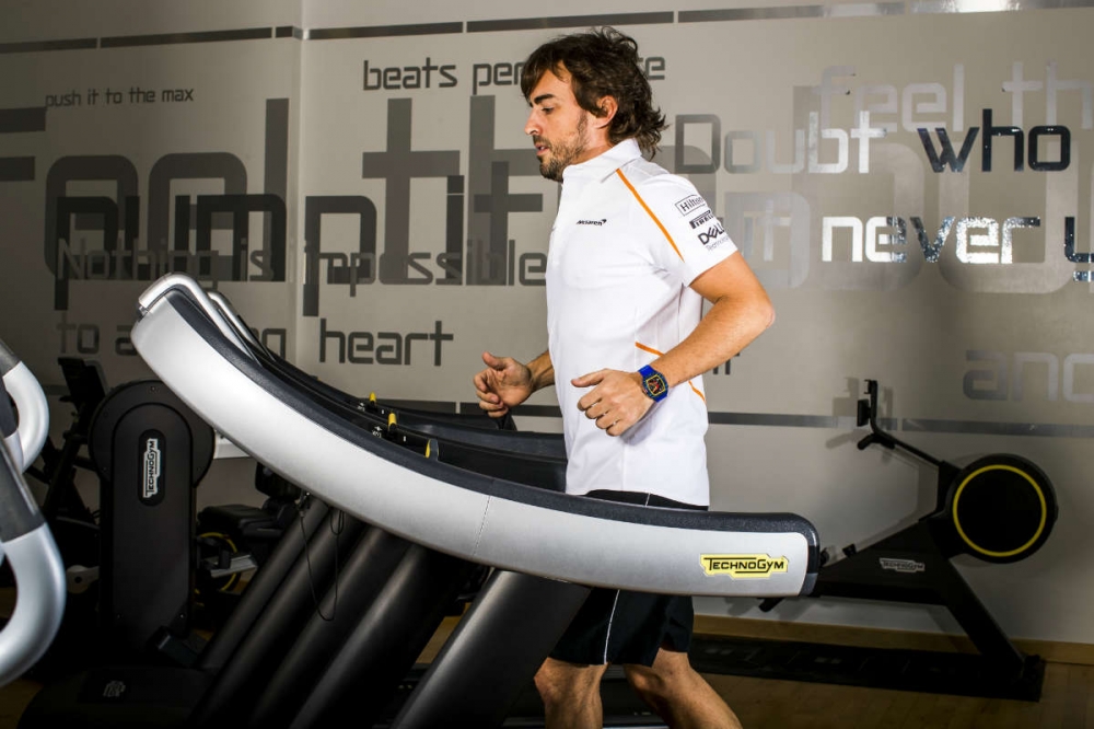 Chạy bộ giúp tay đua F1 cải thiện sức bền của hệ tim phổi - Ảnh Technogym