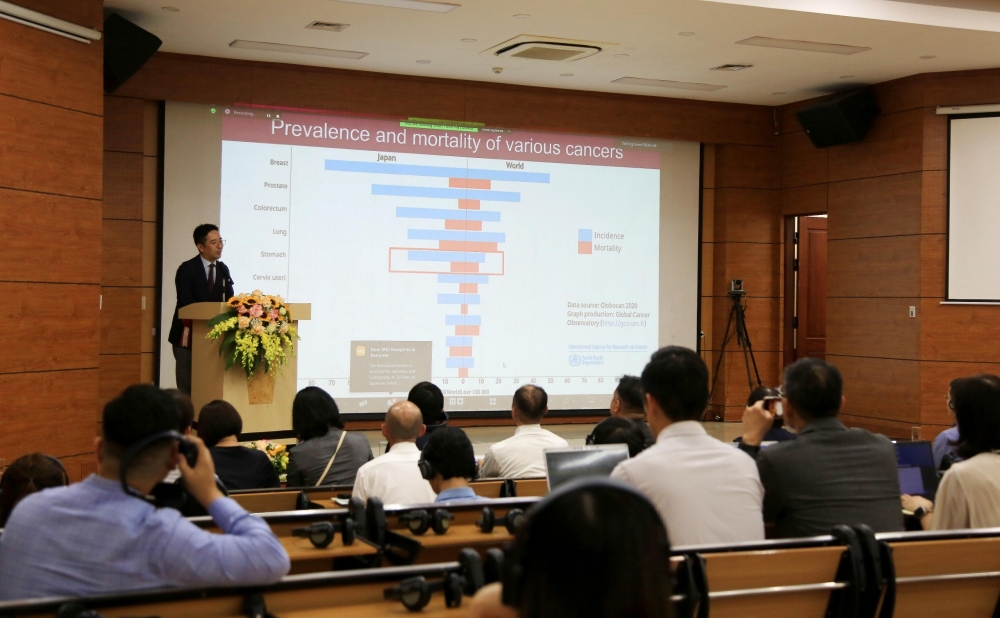 PGS.TS Tomohiko Moriyama - Đại học Kyushu trình bày về telemedicine - Ảnh: Hiệp Nguyễn/sức khỏe+