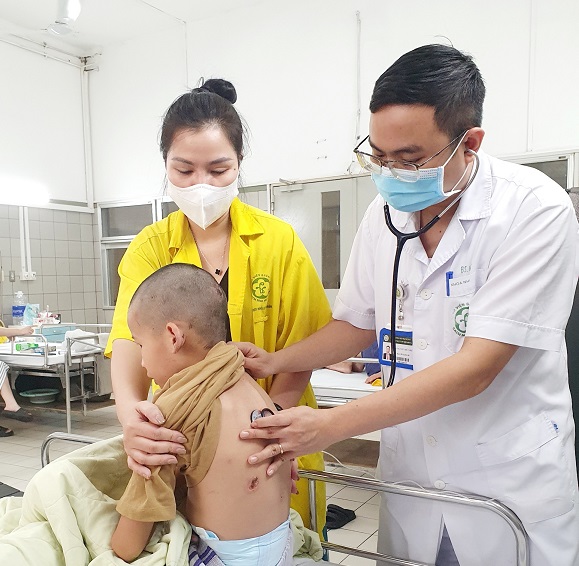 Bác sĩ Nguyễn Hữu Hiếu kiểm tra tình trạng sức khỏe của bệnh nhi sau 2 tuần điều trị - Ảnh: BVCC