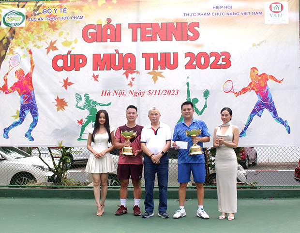 Chủ tịch VAFF PGS.TS Trần Đáng trao cúp vô địch cho cặp đôi trẻ Giang - Giang đã giành chiến thắng thuyết phục ở trận chung kết - Ảnh: Đức Bình/sức khỏe+
