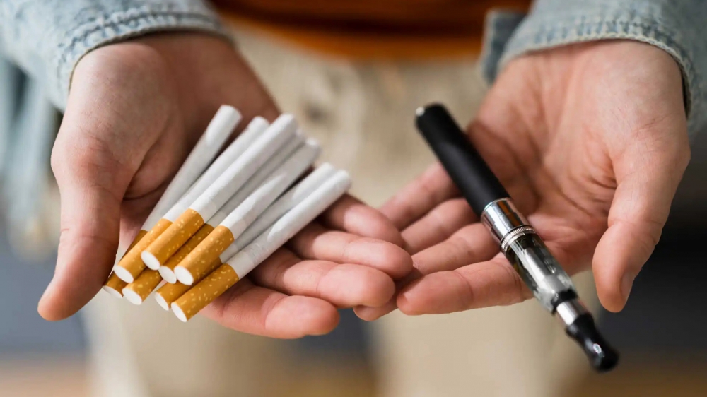 Thuốc lá truyền thống và thuốc lá điện tử đều góp phần khiến bạn già trước tuổi
