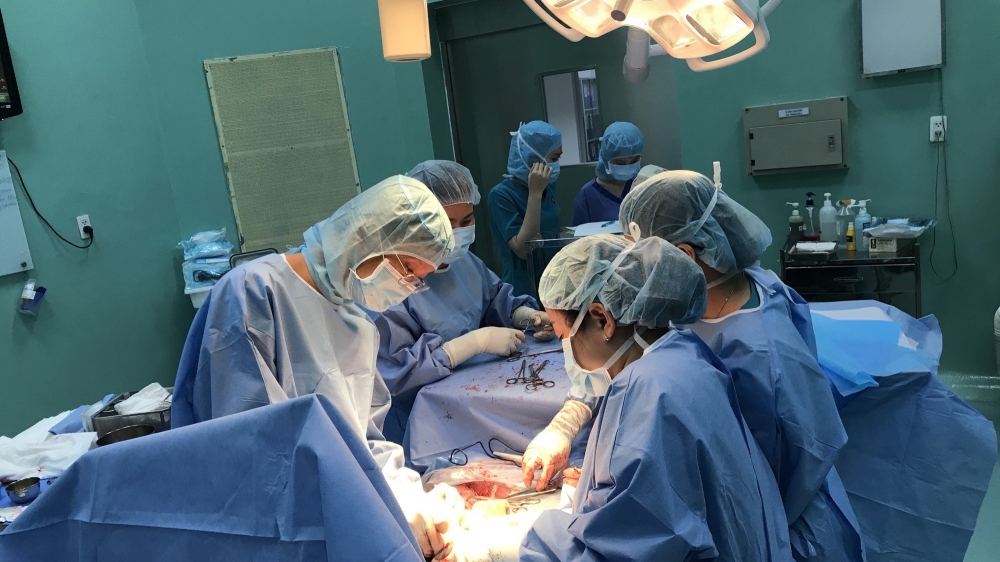 Các bác sĩ Bệnh viện Hùng Vương và Viện tim Tâm Đức phối hợp mổ bắt con cho sản phụ - Ảnh: sức khỏe & Đời sống