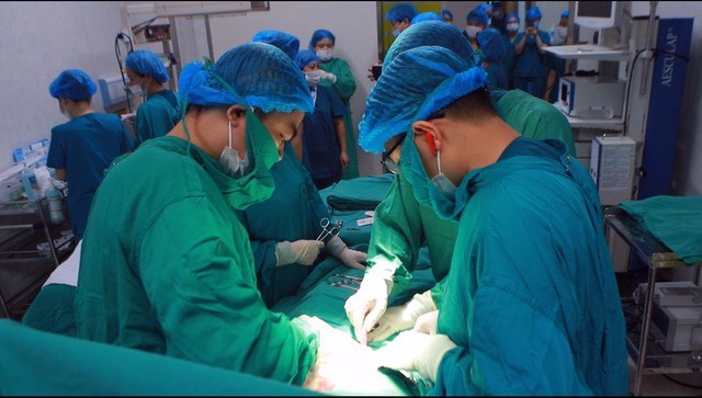 Các bác sĩ tiến hành ca phẫu thuật tim nhi khoa ngay tại Bệnh viện Phụ Sản Hà Nội, đảm bảo các quy định ngặt nghèo về vô trùng - Ảnh: BVPSHN
