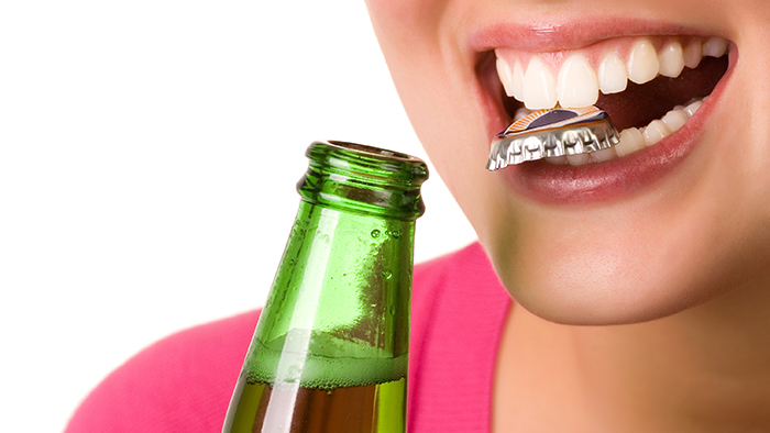 Dùng răng để mở nắp chai không những dễ làm gãy răng mà còn có thể làm tổn thương niêm mạc miệng