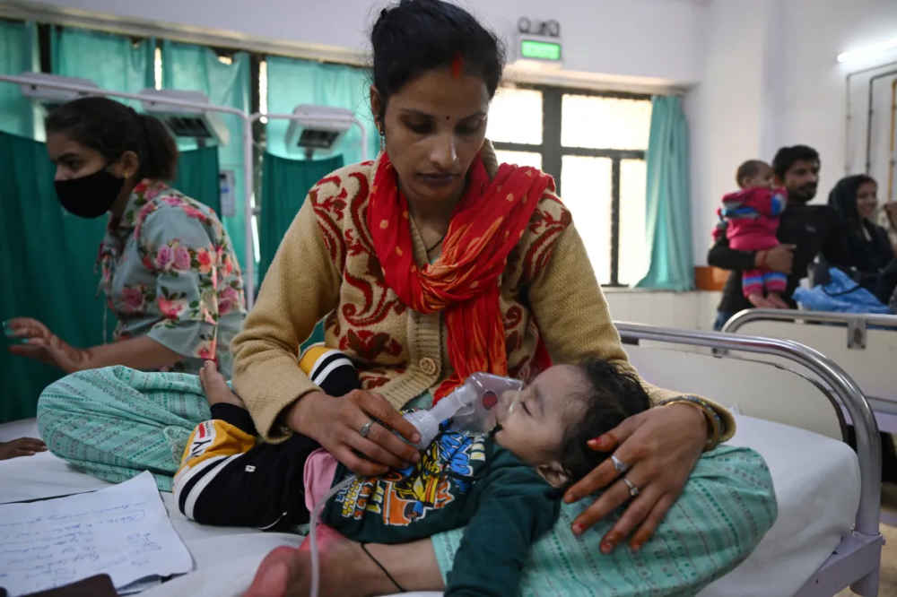 Ô nhiễm không khí đang ảnh hưởng nghiêm trọng đến sức khỏe và sự phát triển của trẻ em ở Ấn Độ. Một báo cáo của UNICEF năm ngoái cho biết, bằng chứng khoa học cho thấy trẻ em hít thở không khí ô nhiễm có nguy cơ mắc bệnh nhiễm trùng đường hô hấp cấp tính cao hơn - Ảnh: Arun Sankar/AFP