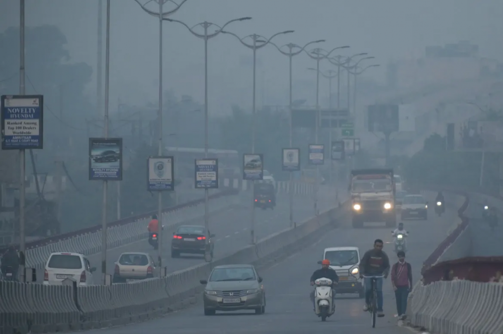 Thành phố New Delhi, thủ đô của Ấn Độ là nơi sinh sống của khoảng 33 triệu người dân. Nơi đây thường xuyên nằm trong nhóm những thành phố ô nhiễm nhất thế giới, với lượng khí thải nhà máy, xe cộ và ngày càng trầm trọng hơn do tình trạng đốt rác thải nông nghiệp - Ảnh: Arun Sankar/AFP