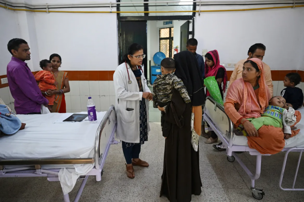 Bác sĩ chuyên khoa phổi nhi Dhulika Dhingra tại bệnh viện Chacha Nehru Bal Chikitsalaya cho biết: “Phòng cấp cứu của chúng tôi dồn dập đến mức điên cuồng trong thời gian này. Khoảng 30-40% tổng số trẻ nhập viện chủ yếu là do các bệnh về đường hô hấp” - Ảnh: Arun Sankar/AFP
