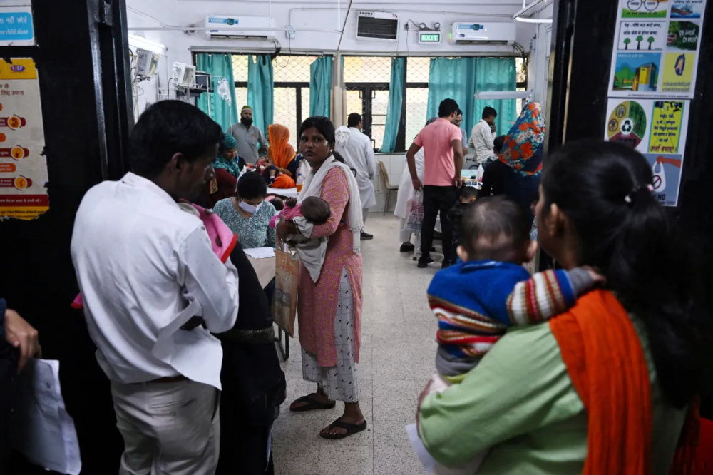 Phòng cấp cứu của Chacha Nehru Bal Chikitsalaya, một bệnh viện công lập ở thủ đô Ấn Độ những ngày này chật kín trẻ em mắc các bệnh liên quan đến đường hô hấp - Ảnh: Arun Sankar/AFP