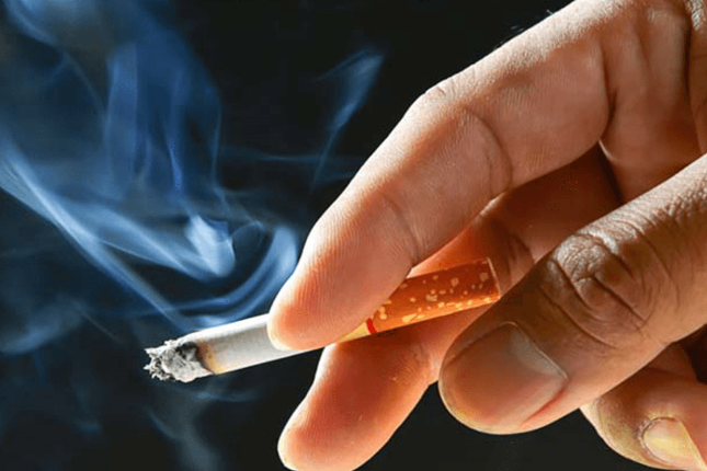 Chất nicotine trong thuốc lá không chỉ khiến răng ngả vàng mà còn bám màu vào móng tay dẫn đến ngả vàng