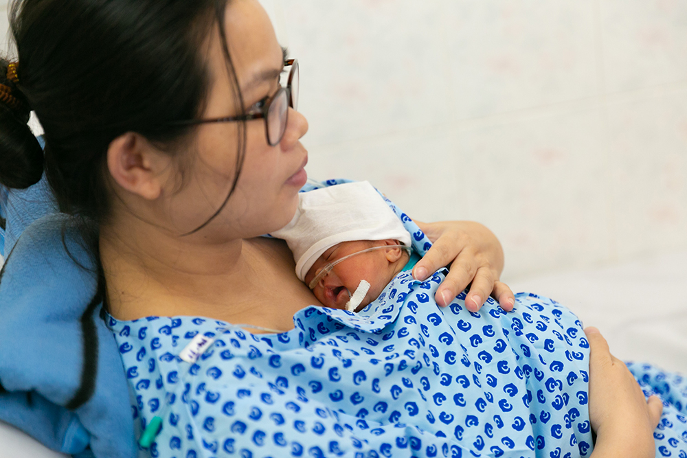 Người mẹ thực hiện da kề da với con trai sinh non tuần 26 theo phương pháp chăm sóc Kangaroo tại bệnh viện Từ Dũ - Ảnh: UNICEF