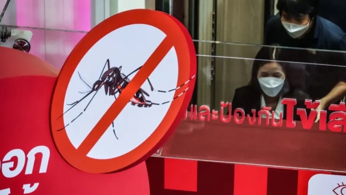 Chiến dịch nâng cao nhận thức về bệnh sốt xuất huyết được treo tại một khu trung tâm mua sắm ở Bangkok, Thái Lan - Ảnh: Ken Kobayashi/Nikkei Asia 