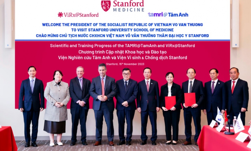 Chủ tịch nước Võ Văn Thưởng cùng đoàn lãnh đạo Việt Nam đến thăm Đại học Stanford và chứng kiến công bố đào tạo xét nghiệm viêm gan D đầu tiên cho Việt Nam - Ảnh: Hoàng Thống Nhất