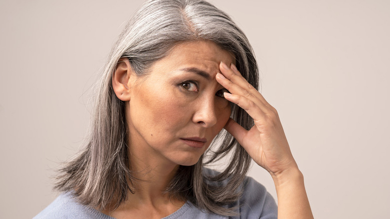 Căng thẳng kéo dài có thể thúc đẩy tình trạng tóc bạc sớm