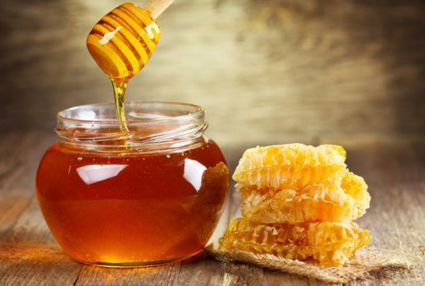 Mật ong chứa các hoạt chất kháng khuẩn có tác dụng ngăn ngừa tình trạng nhiễm trùng da và cải thiện sẹo lồi