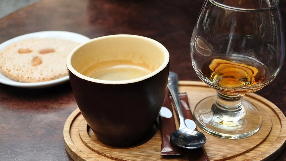 Tránh dùng đồ uống như cà phê, trà, rượu vào buổi chiều tối để cải thiện giấc ngủ