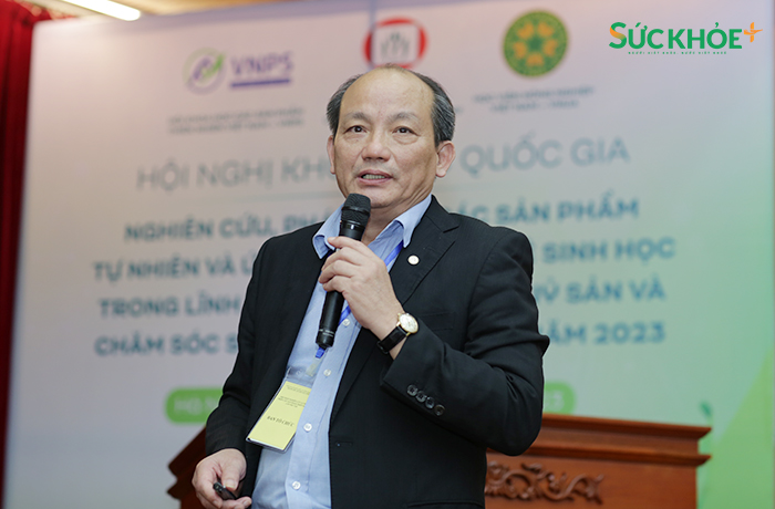 GS.TS. Phạm Quốc Long, Tổng Thư ký Hội Khoa học các sản phẩm thiên nhiên Việt Nam nhấn mạnh tầm quan trọng của việc xây dựng bộ tiêu chuẩn cơ sở cho các sản phẩm thiên nhiên - Ảnh: Hiệp Nguyễn/Sức khoẻ+