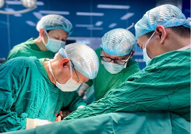 Ca phẫu thuật lấy khối u nặng 2kg ra khỏi lồng ngực người bệnh - Ảnh: sức khỏe & Đời sống