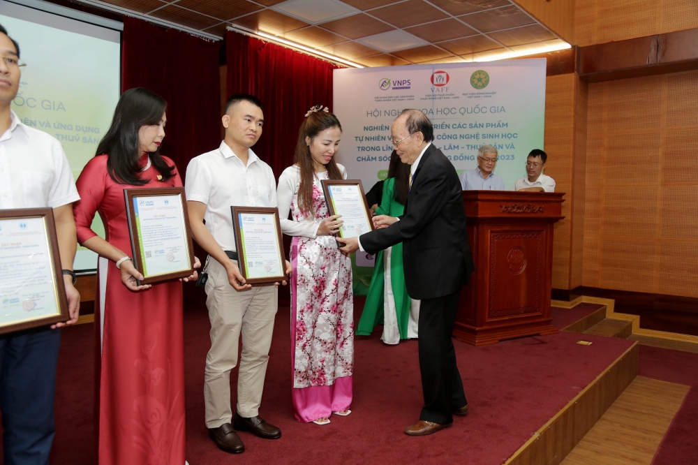 GS.TS Phạm Văn Thiêm trao giấy chứng nhận sản phẩm thiên nhiên cho đại diện Vinalink Group - Ảnh: Đức Bình/ sức khỏe+