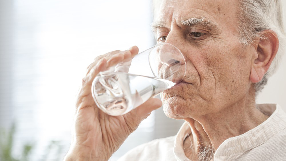 người cao tuổi nên chủ động uống nước ngay cả khi chưa thấy khát