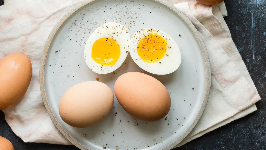 Trứng có hàm lượng cholesterol cao nhưng cũng là một nguồn protein dễ hấp thụ, tốt cho sức khỏe