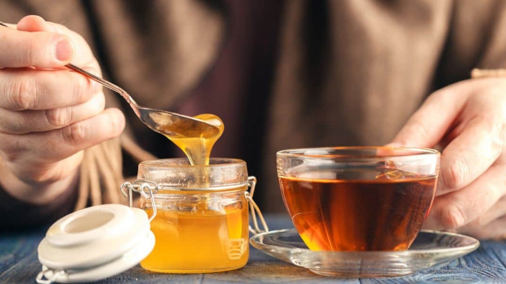 Bên cạnh việc dùng thuốc, uống trà ấm pha mật ong cũng hỗ trợ làm dịu cổ họng
