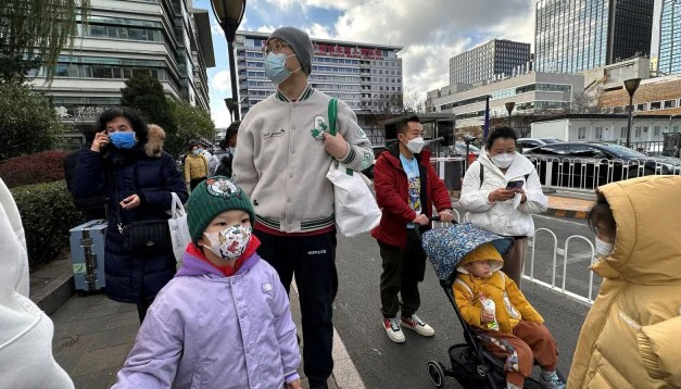 Các bệnh nhi và người thân vừa rời khỏi một Bệnh viện Nhi ở Bắc Kinh, Trung Quốc ngày 27/11/2023 - Ảnh: Reuters